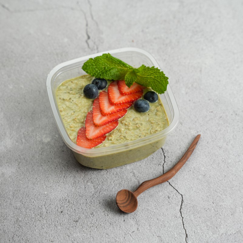 Overnight Oats Matcha W/ Berries